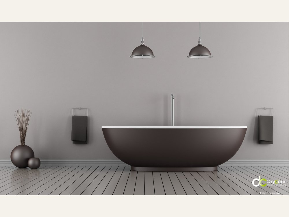 Baño moderno con bañera, iluminación suspendida y diseño sobrio para inspirar reformas de baño en Mallorca.
