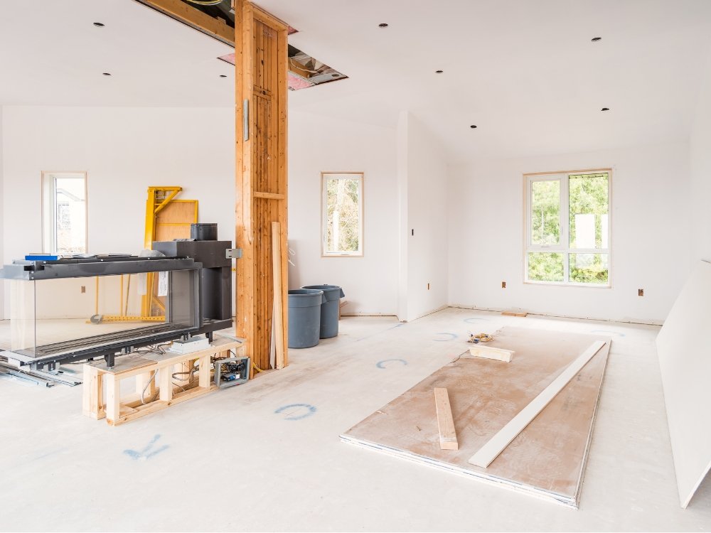 Interior de vivienda en obra durante una reforma integral en Mallorca con trabajos de renovación y preparación de espacios