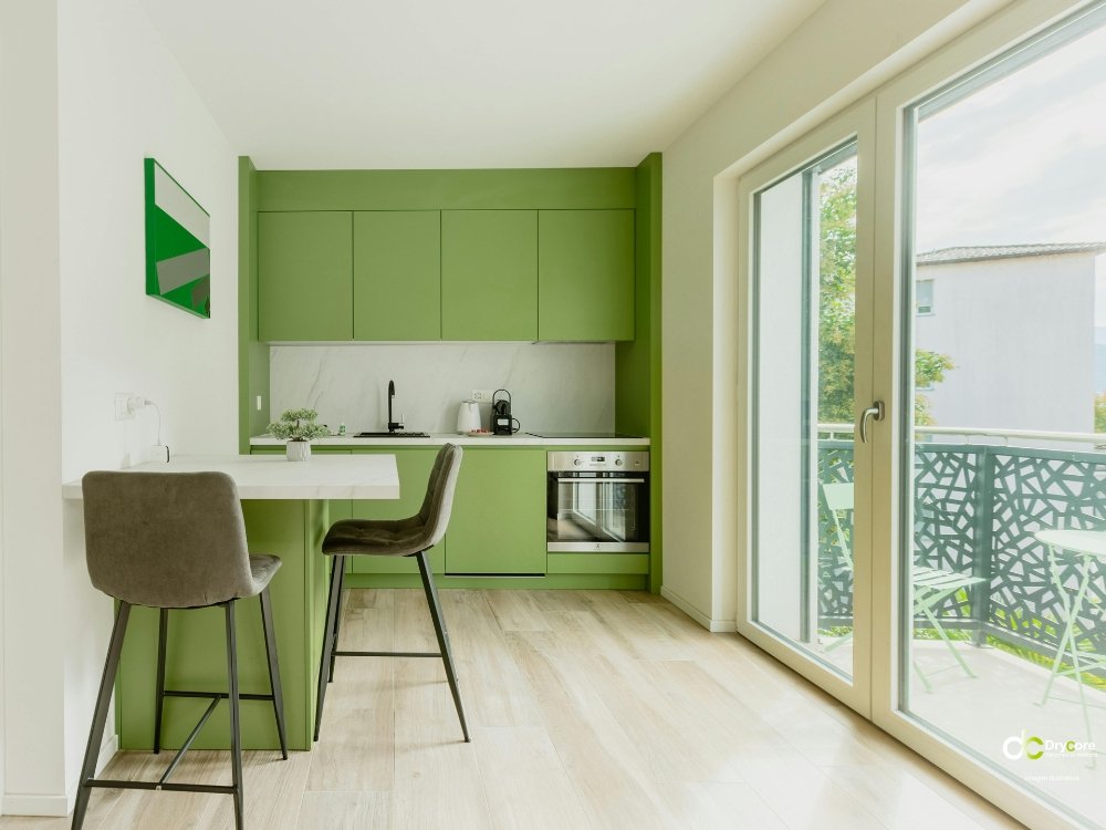 Imagen de portada sobre reformas de cocina en Mallorca con cocina moderna, plano de obra, cinta métrica, checklist y logo de DryCore. Reformas de cocina en Mallorca - DryCore (2)
