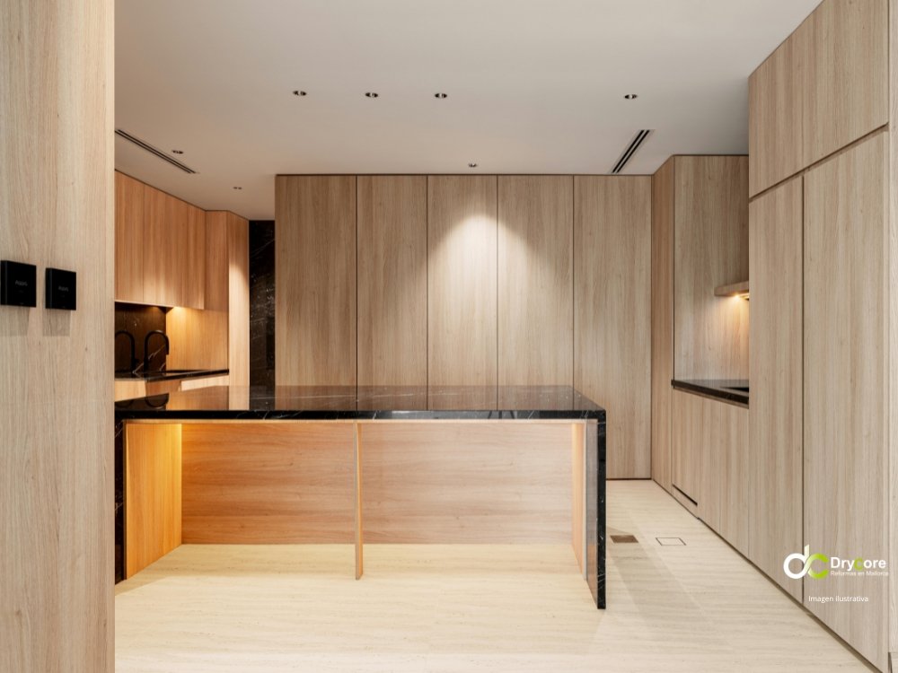 Cocina moderna de madera con isla central y encimera oscura, ejemplo ilustrativo para reformas de cocina en Mallorca. Reformas de cocina en Mallorca - DryCore (3)