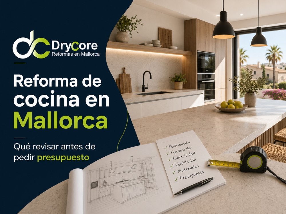 Cocina verde moderna con barra, luz natural y terraza, como imagen ilustrativa de reforma de cocina en Mallorca. Reformas de cocina en Mallorca - DryCore